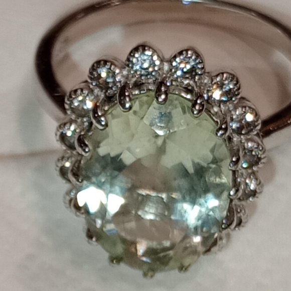 Vintage Sterling Silver Ring with Light Green Gemstone - Picture 2 of 9